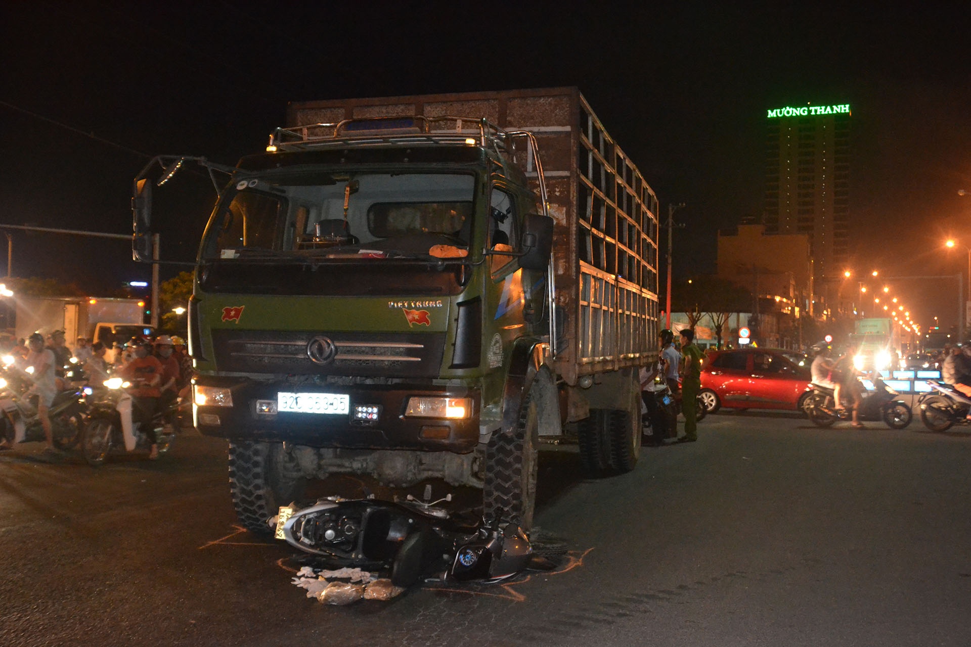 Ong bi xe tai can tu vong khi cho chau di hoc ve hinh anh