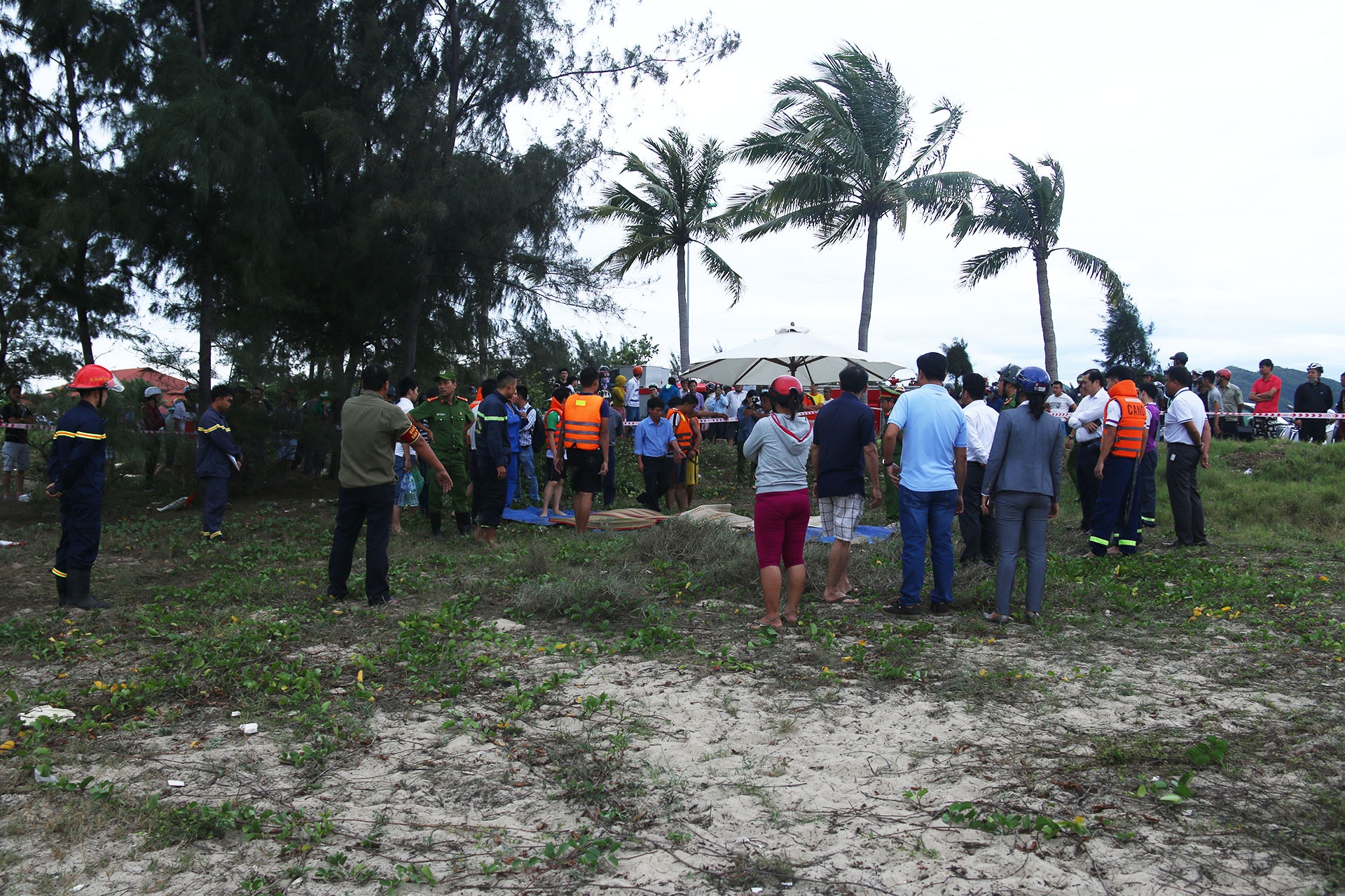 3 hoc sinh lop 9 bi song bien cuon troi hinh anh