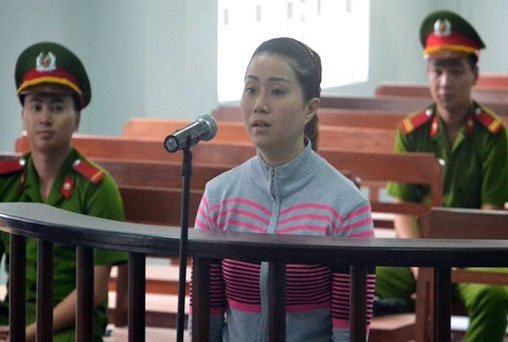 Gia dinh be trai 2 tuoi phan ung loi khai bao mau o toa hinh anh