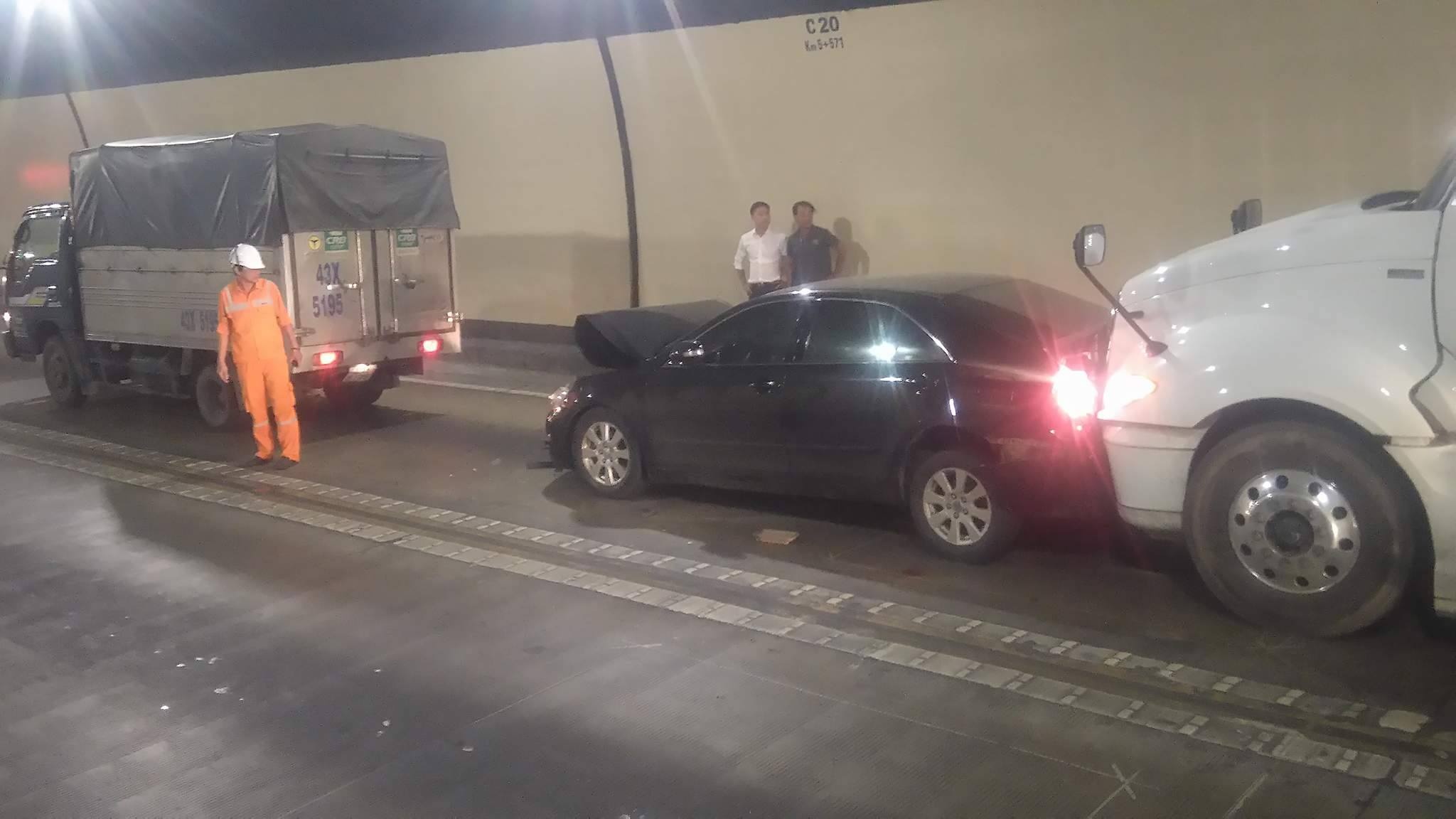 Tong xe lien hoan trong ham Hai Van anh 1