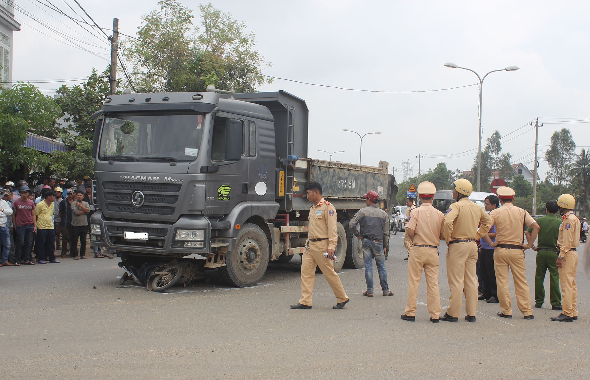 Co gai bi xe tai cuon vao gam tren duong di kham benh ve hinh anh