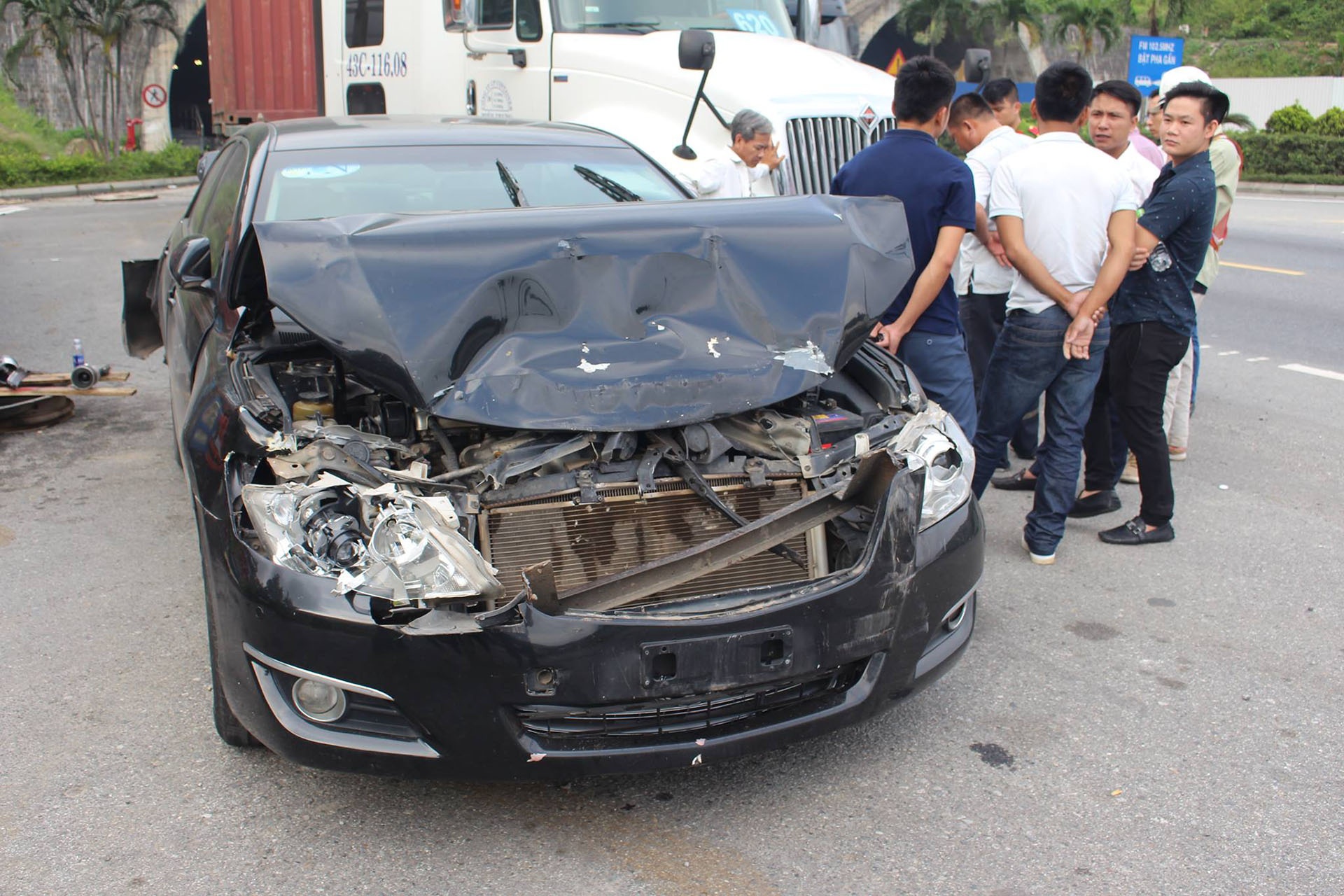 Va cham lien hoan 3 xe trong ham Hai Van hinh anh