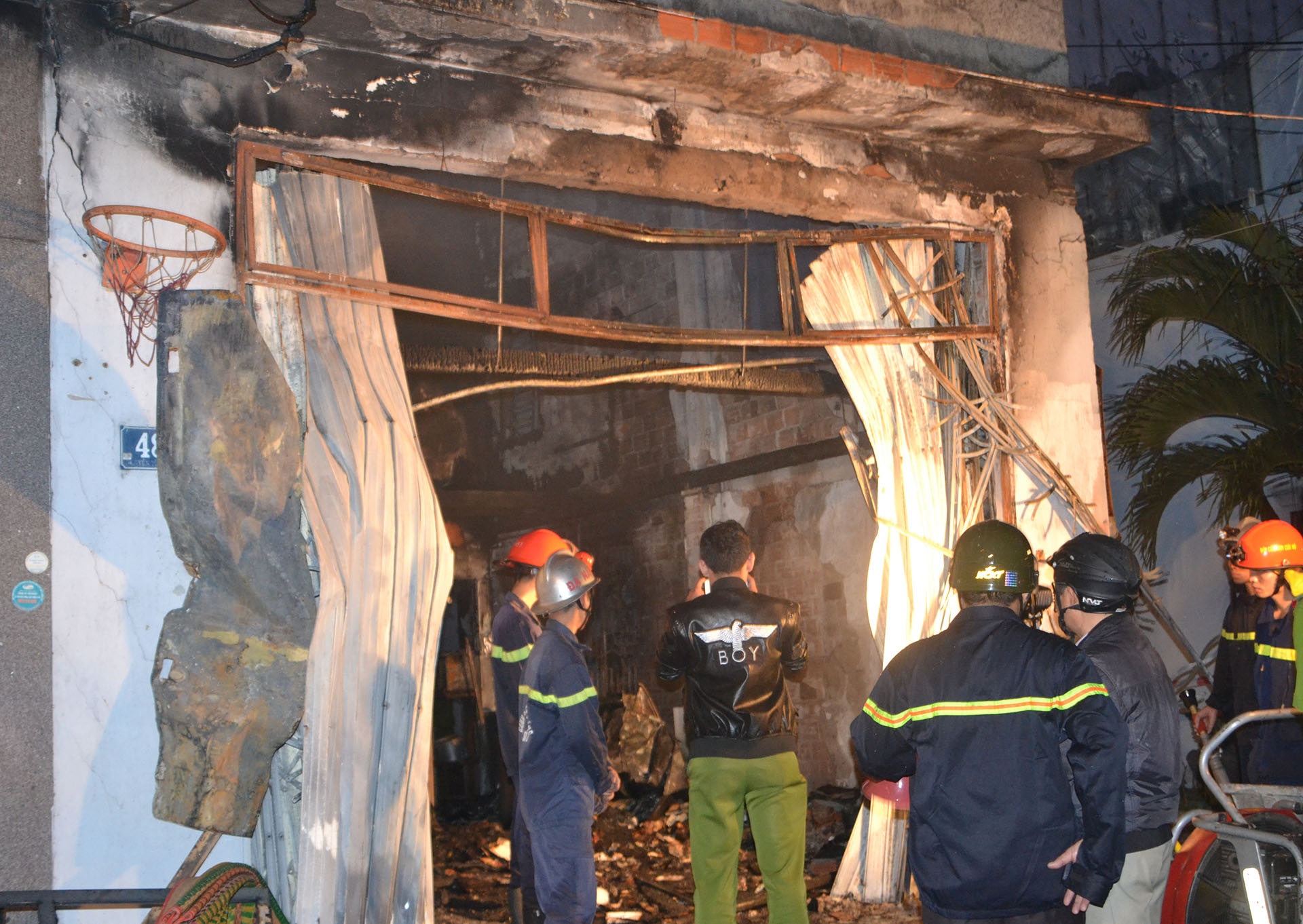 Chay nha luc rang sang, ba nguoi tu vong hinh anh