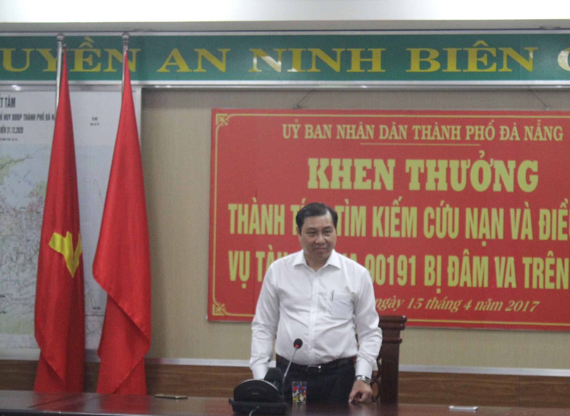 Chu tich Da Nang thuong nong 50 trieu dong cho Bo doi bien phong hinh anh