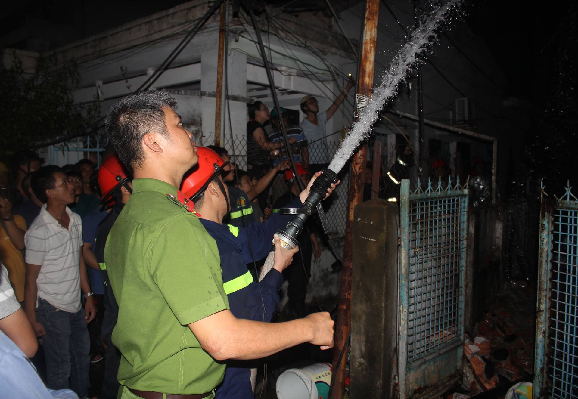 Chay nha cap 4, toan bo tai san bi thieu rui hinh anh