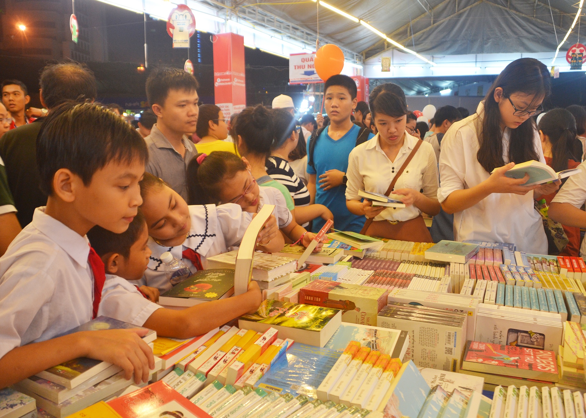 Hon 2 trieu an ban sach den voi doc gia Da Nang hinh anh