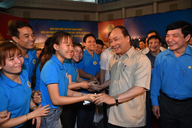 Thu tuong bat tay, tham hoi cong nhan mien Trung hinh anh