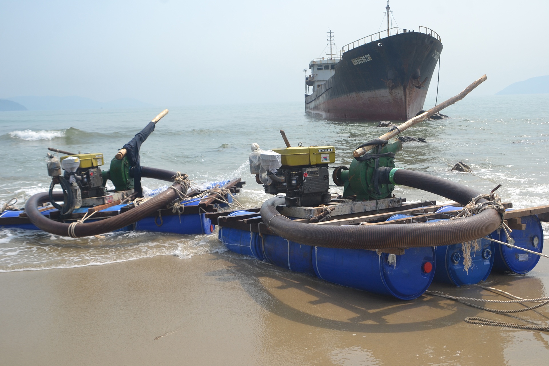 truc vot tau mac can tren vung bien da nang anh 2