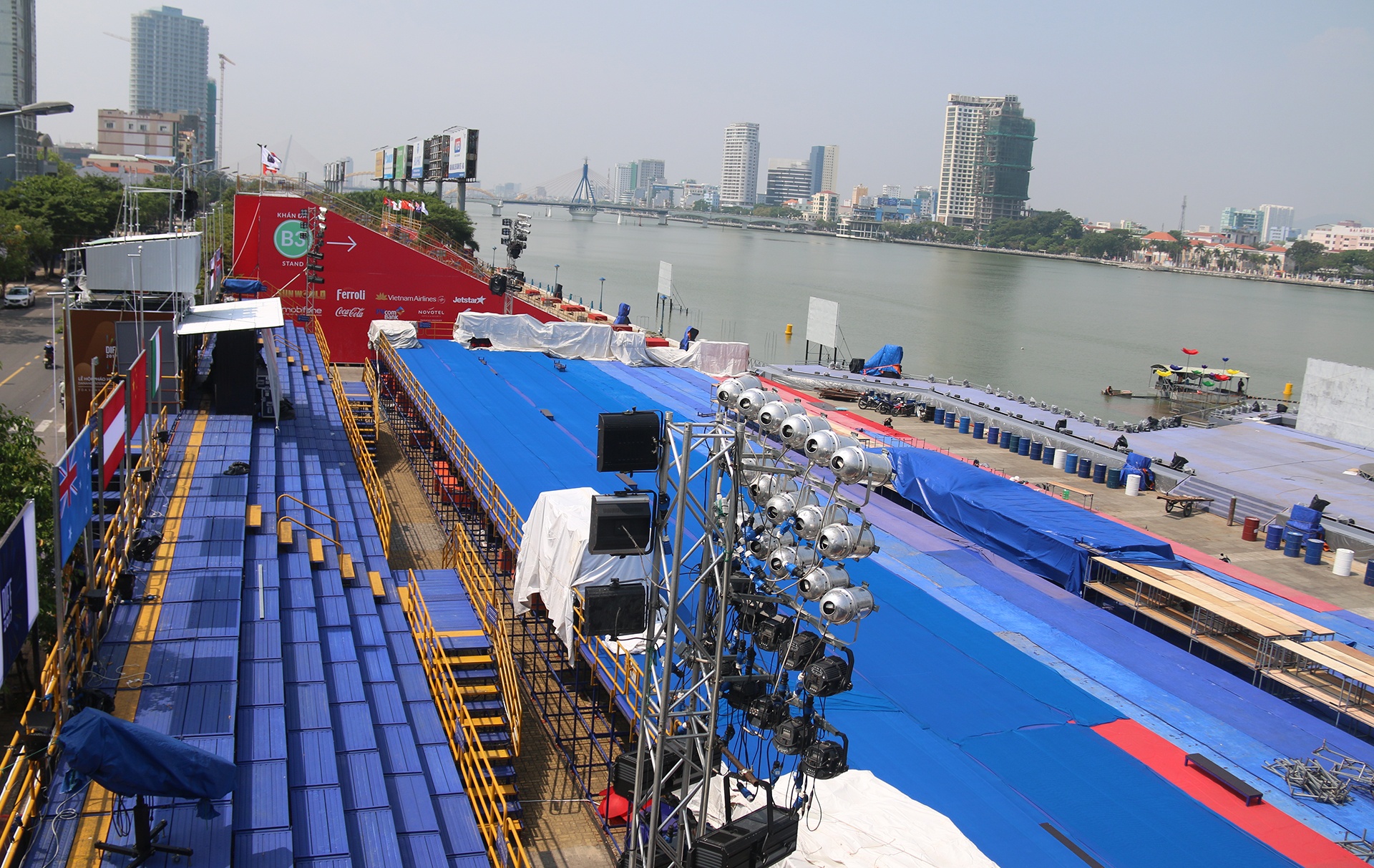 Phao hoa truoc gio khai hoa anh 14