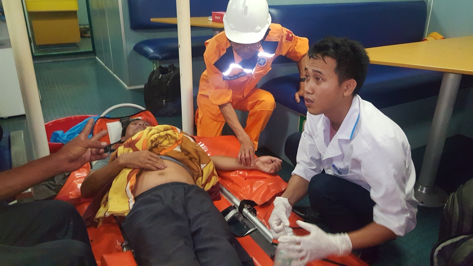 Cuu khan cap ngu dan nguy kich tren bien Hoang Sa hinh anh
