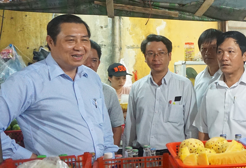 Chu tich TP Da Nang di cho de nghe y kien tieu thuong hinh anh