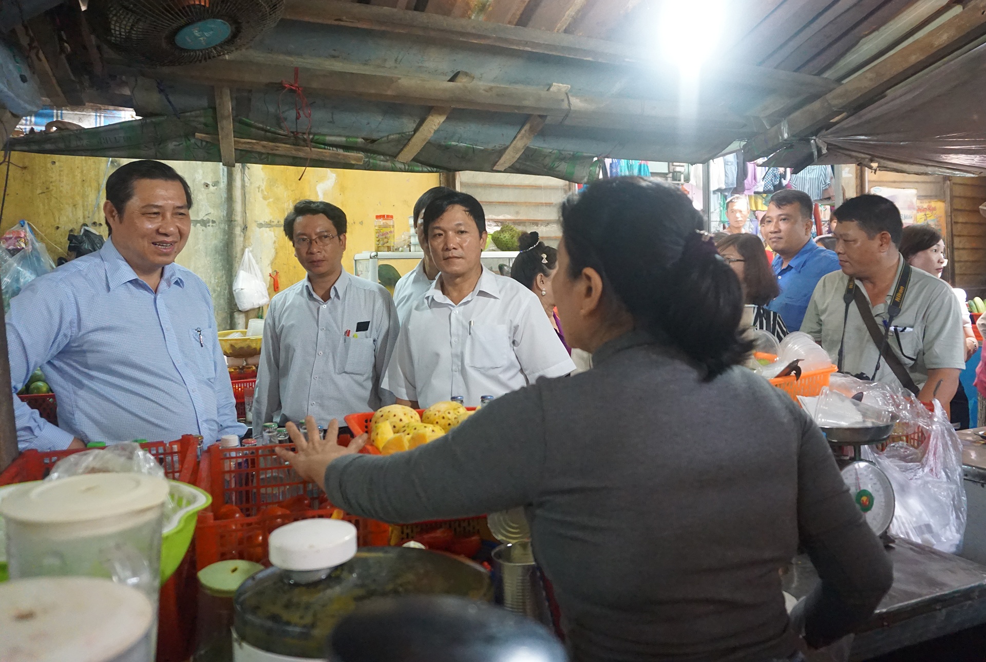 Chu tich Da Nang lang nghe y kien nguoi dan hinh anh