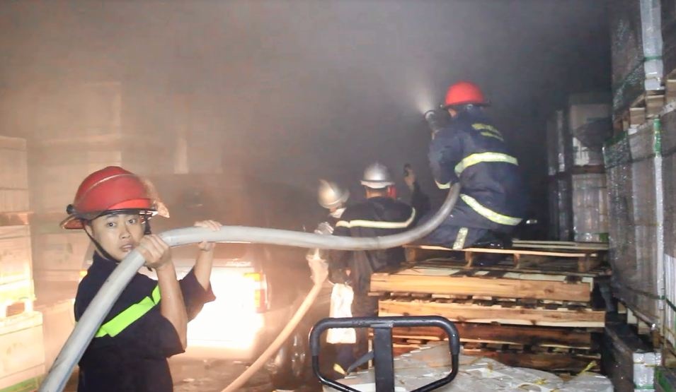 Chay no lon tai kho chua gach men o Da Nang hinh anh