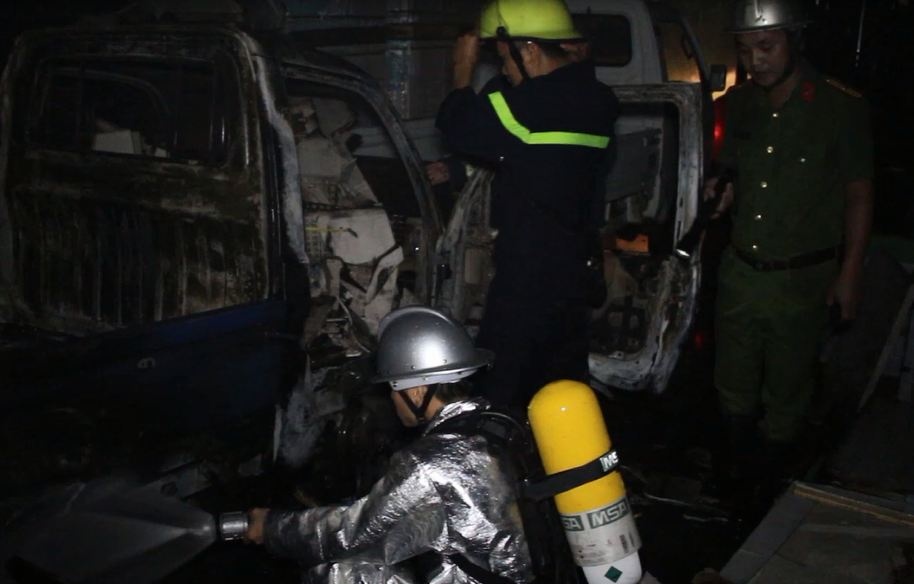 Kho gach men boc chay, nhieu oto hu hong hinh anh