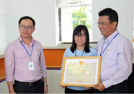 Tang bang khen cho nu nhan vien tra lai 1 ty dong hinh anh