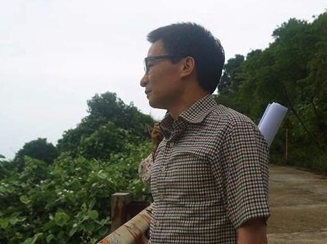 Pho thu tuong Vu Duc Dam deo balo thi sat nui Son Tra hinh anh