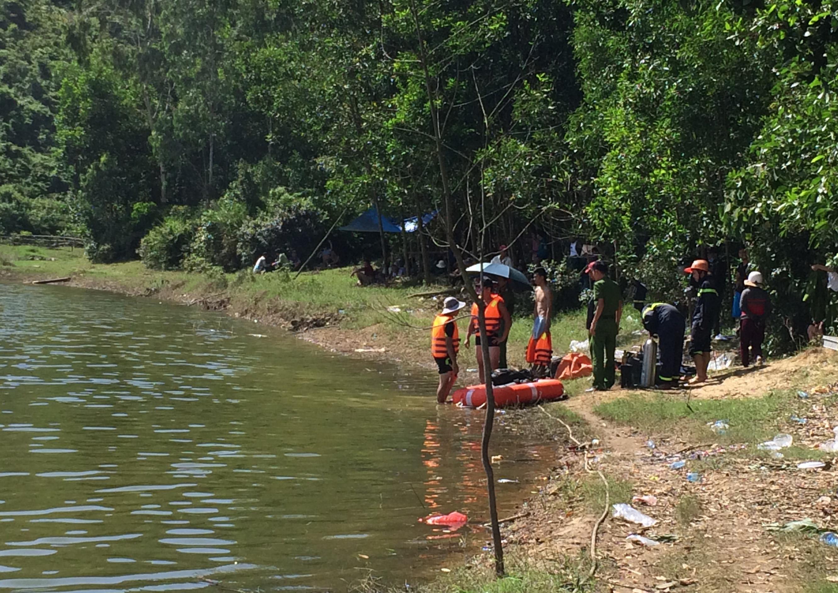 Hon 5 gio tim kiem nam thanh nhan duoi nuoc khi di bay chim hinh anh