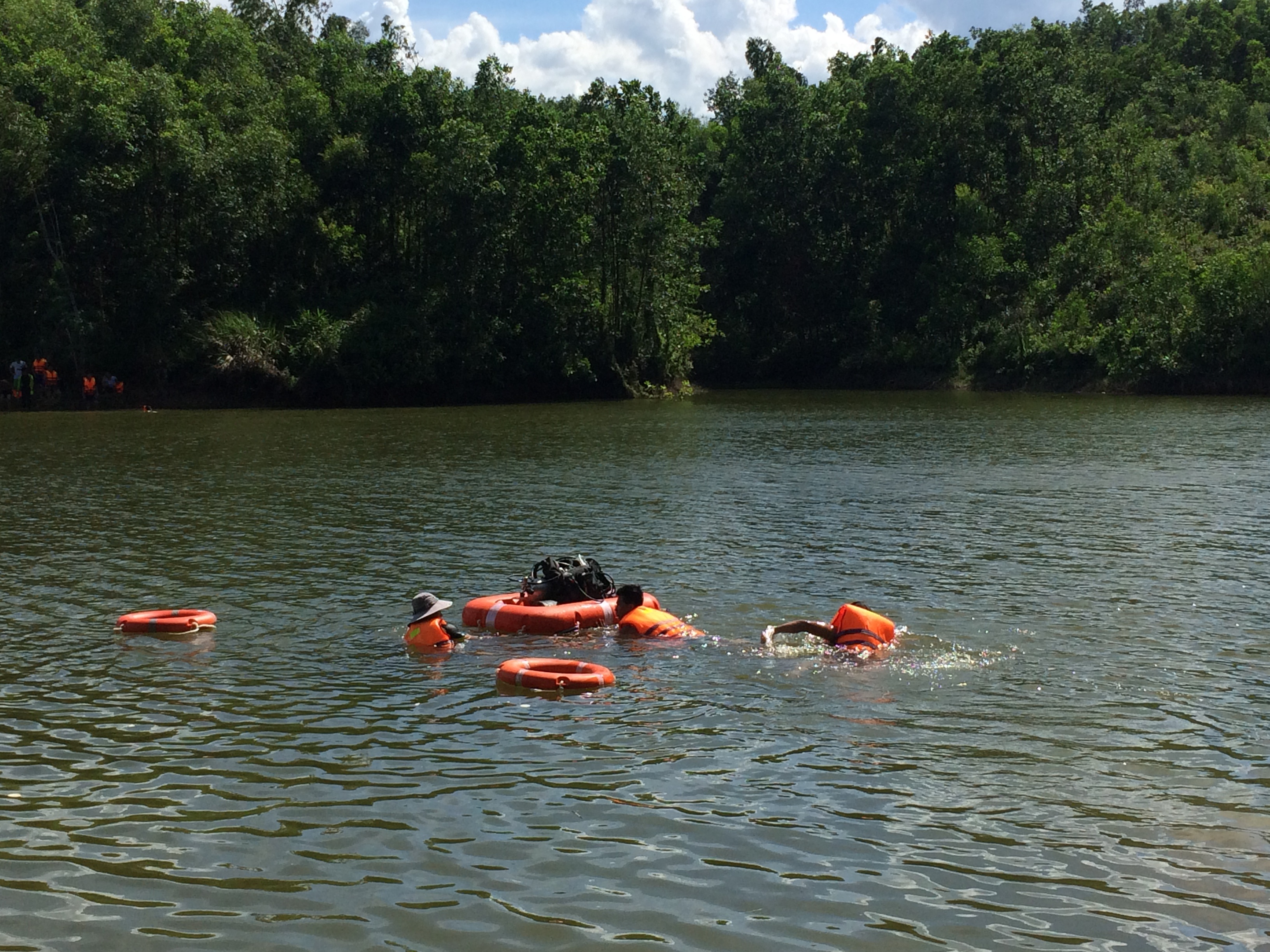 Nam thanh nien duoi nuoc anh 1