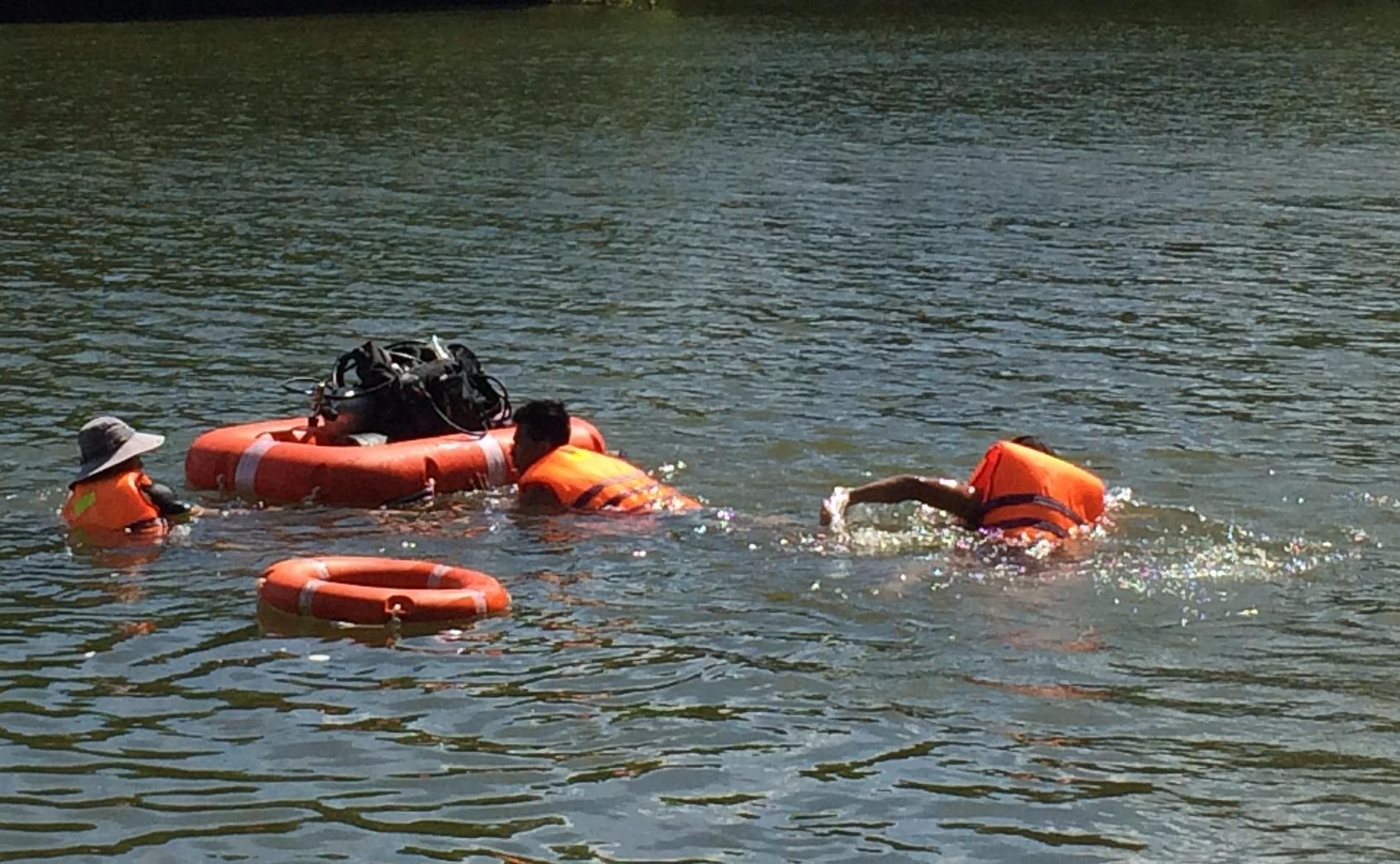 Nam thanh nien tu vong khi nhay xuong ho lay chim mac bay hinh anh