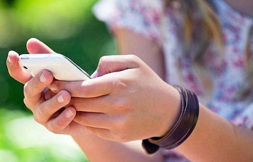 Hai nu 9X loan tin bat coc tre em nham cau like ban hang tren Facebook hinh anh