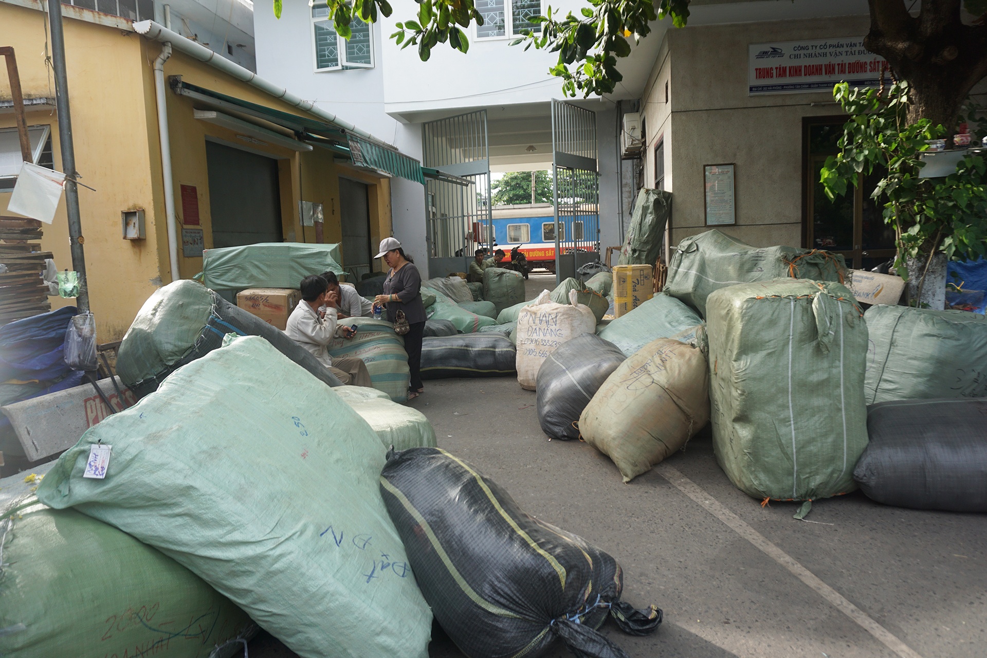 Bat gan 10 tan hang khong ro nguon goc tai ga Da Nang hinh anh