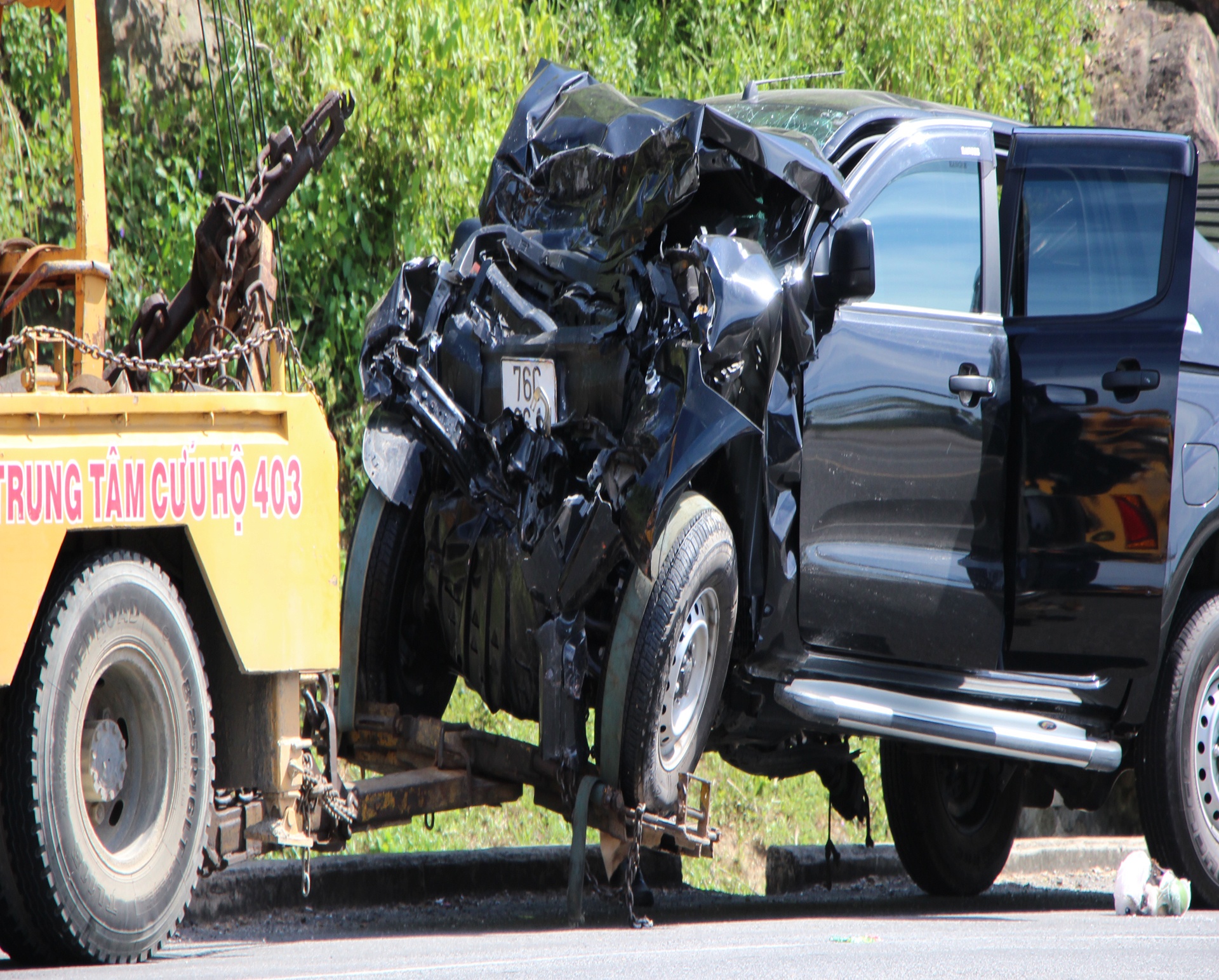 Xe ban tai tong truc dien oto khach, 4 nguoi bi thuong hinh anh