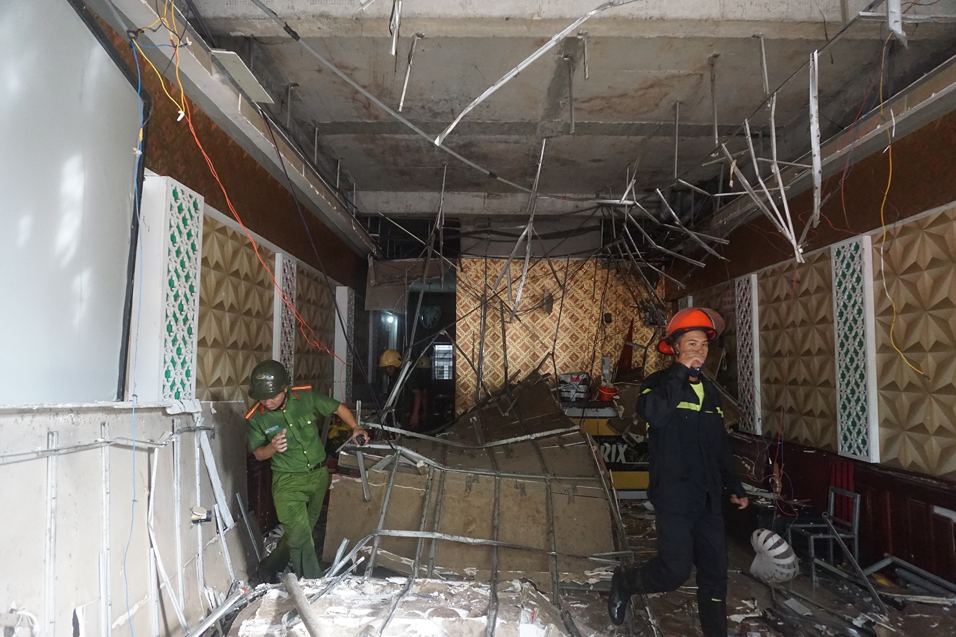 Hon 50 chien si dap dam chay tai quan Karaoke hinh anh