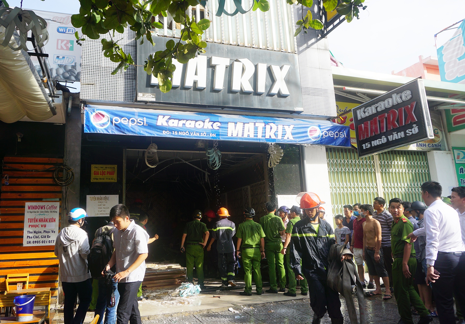 Chay quan karaoke, nhieu khach dang hat thao chay hinh anh