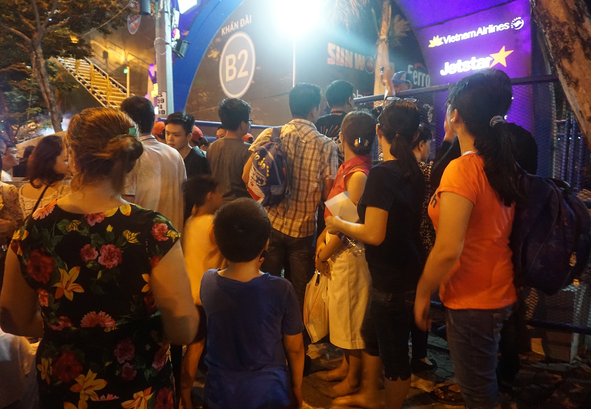 Hàng chục khán giả bức xúc vì vé giả ảnh 1 Hang chuc khan gia buc xuc vi ve gia anh 1