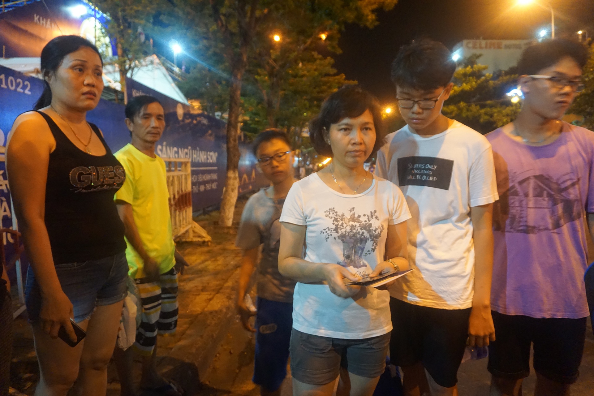 Mua phai ve xem phao hoa gia, hang chuc du khach khong duoc vao cong hinh anh