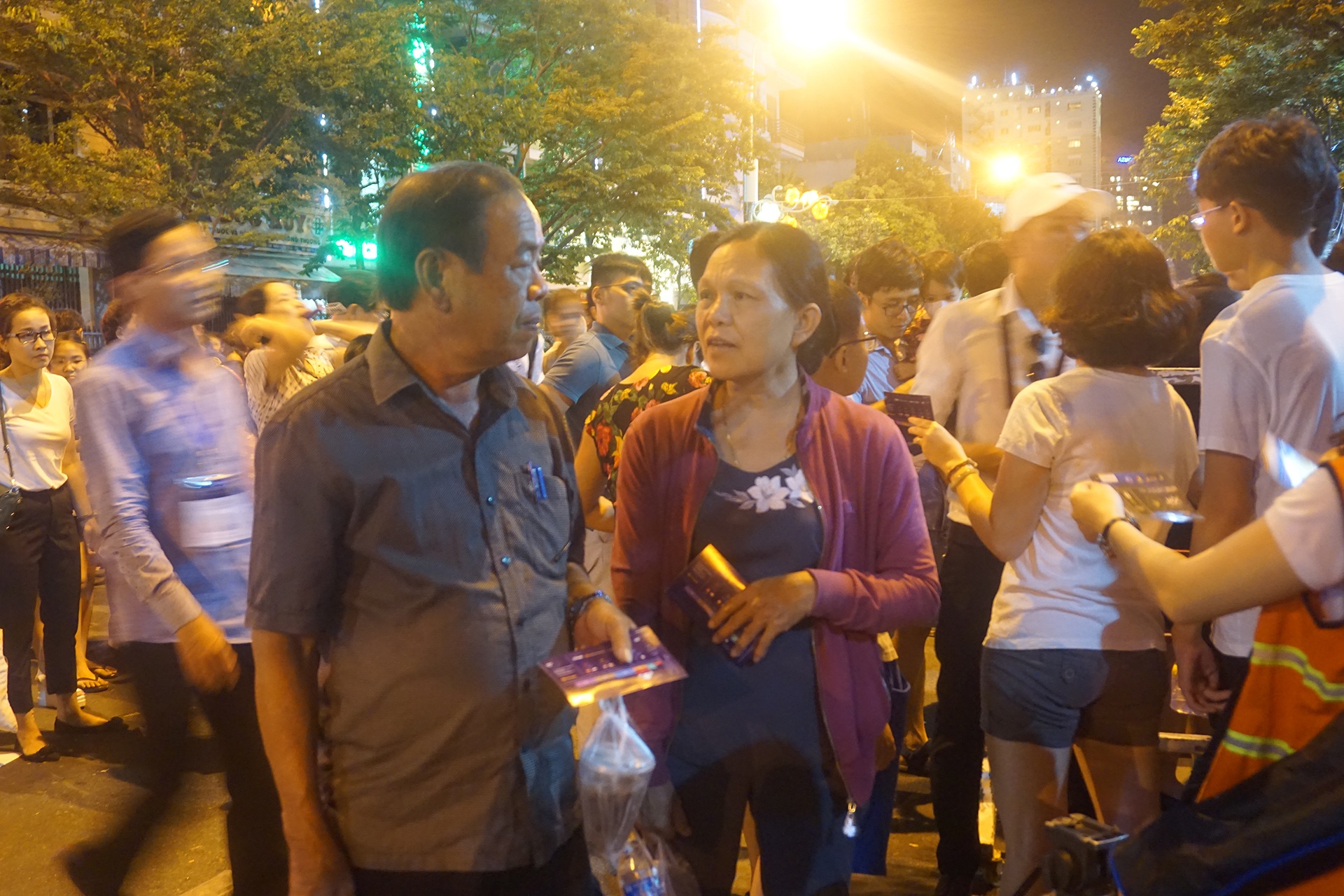 Ve gia tran lan trong dem chung ket phao hoa hinh anh