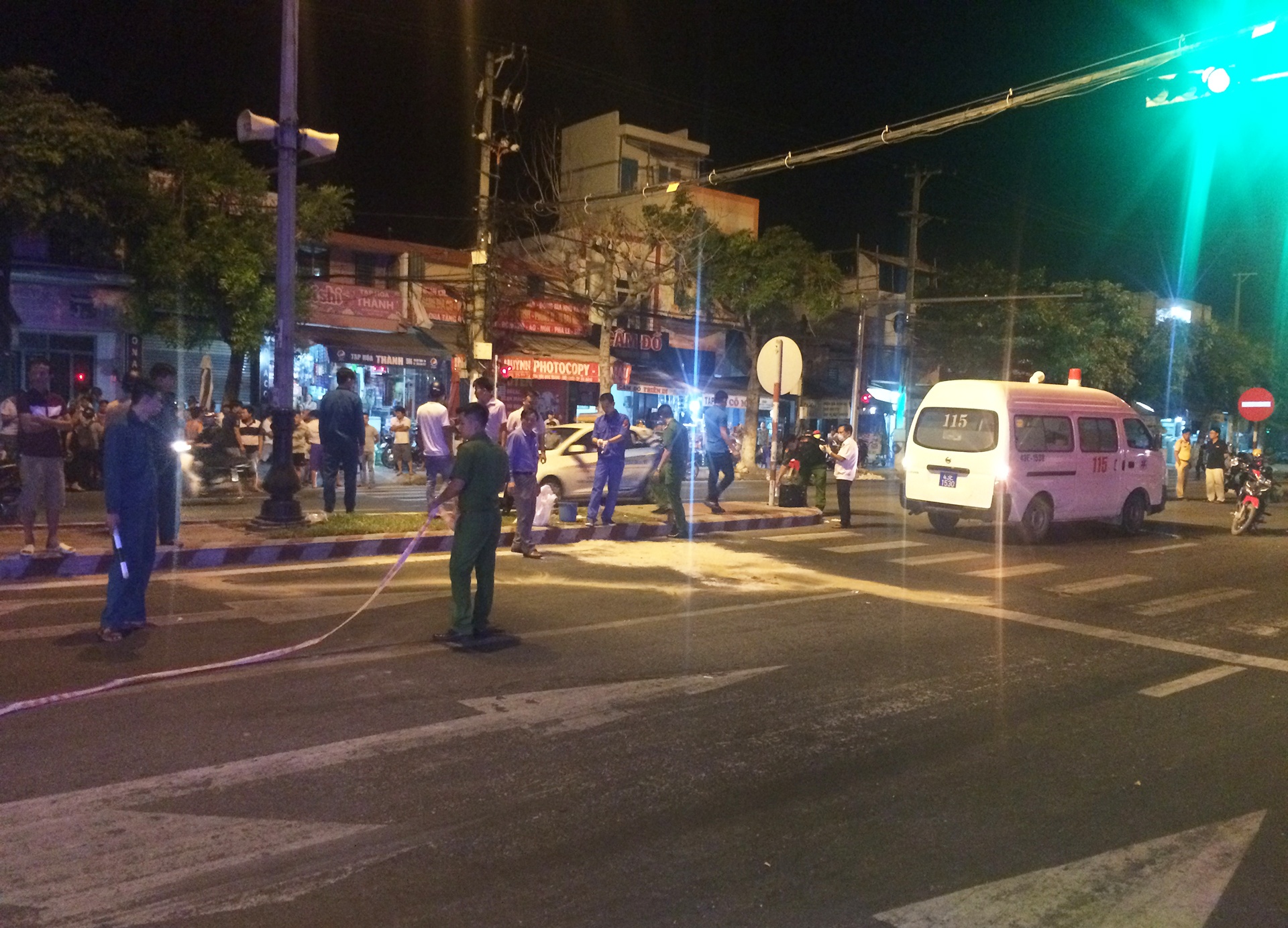 Nga ra duong sau va cham xe may, nam thanh nien bi oto tai can tu vong hinh anh