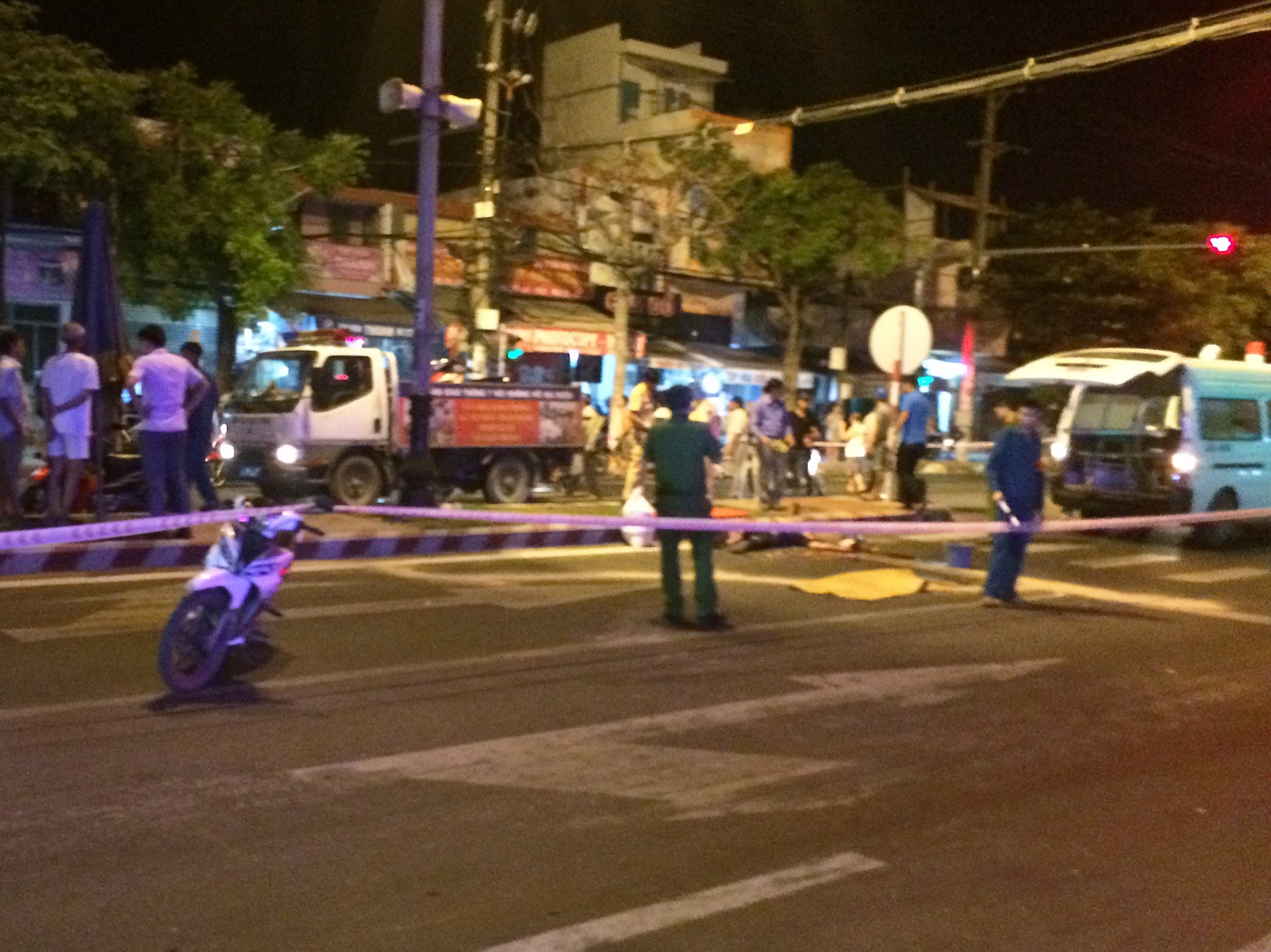 Nam thanh nien bi xe tai can tu vong sau va cham giao thong hinh anh