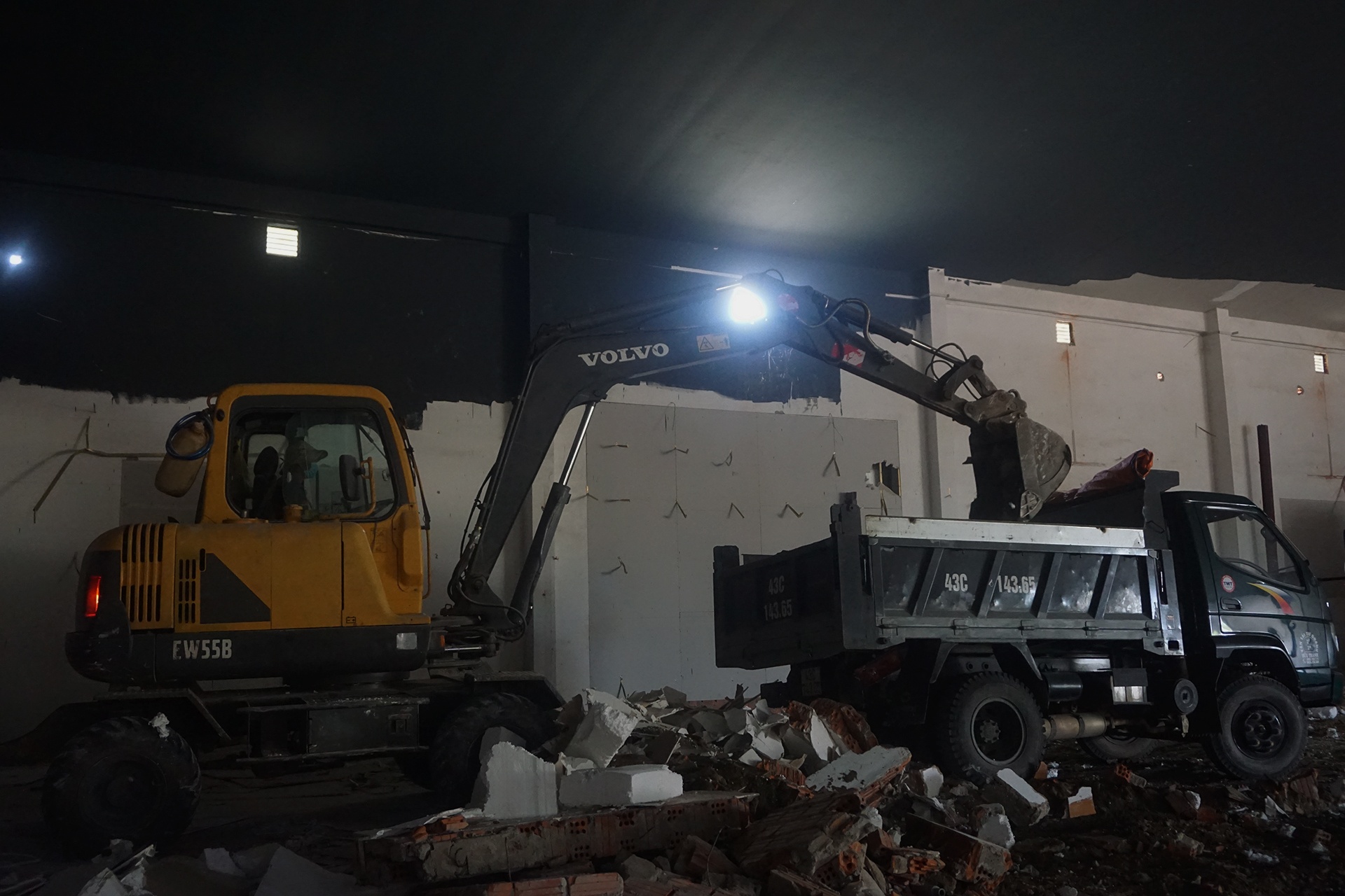 Phá dỡ khu phố tàu không phép tại Đà Nẵng ảnh 2 Pha do khu pho tau khong phep tai Da Nang anh 2