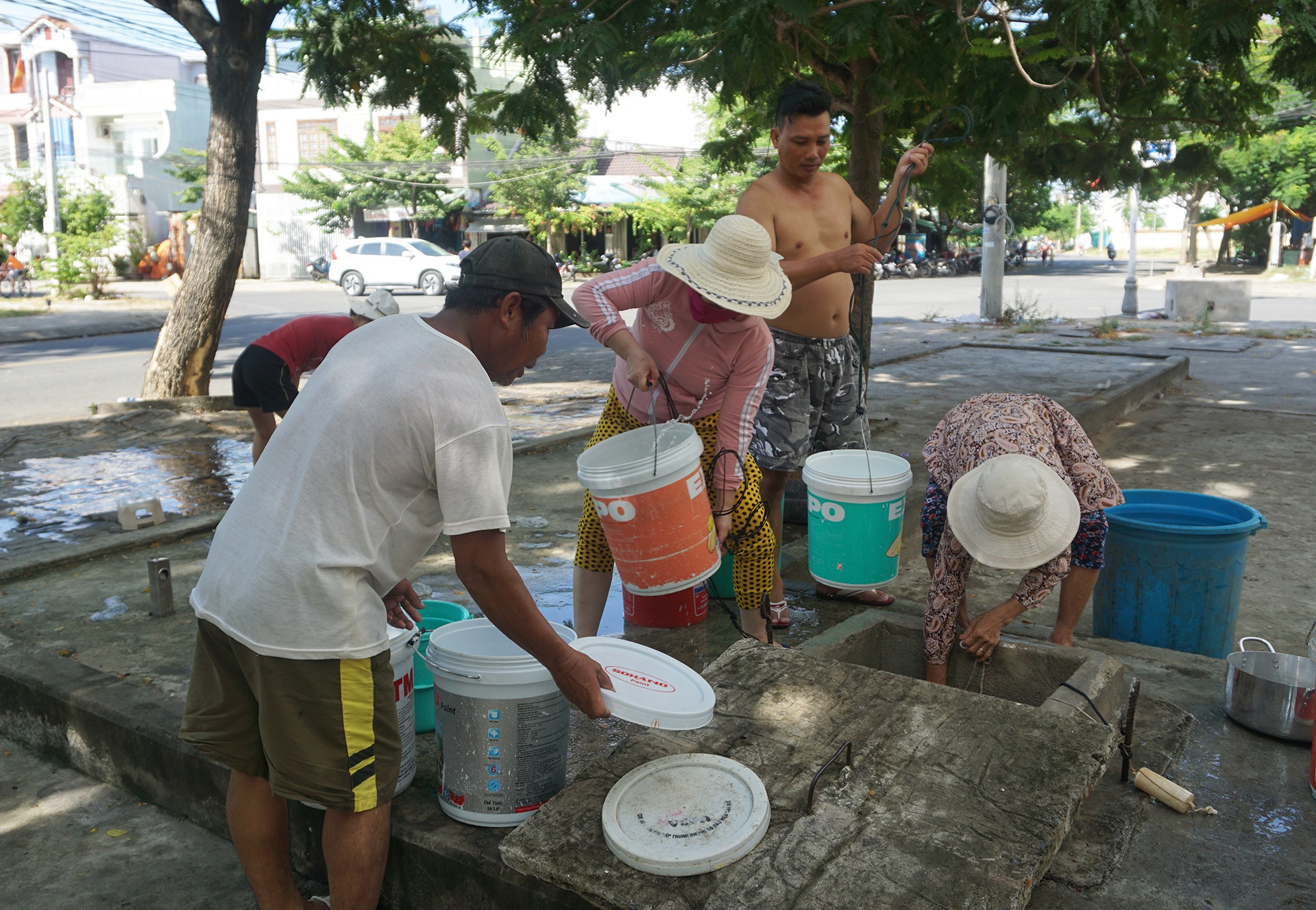 Nguoi dan Da Nang thieu nuoc sinh hoat do du khach tang? hinh anh