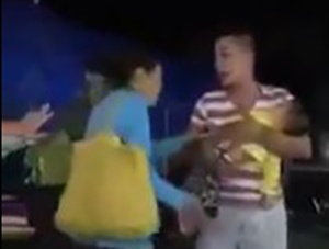 Nguoi phu nu trong clip bat coc tre em o Da Nang la me be hinh anh