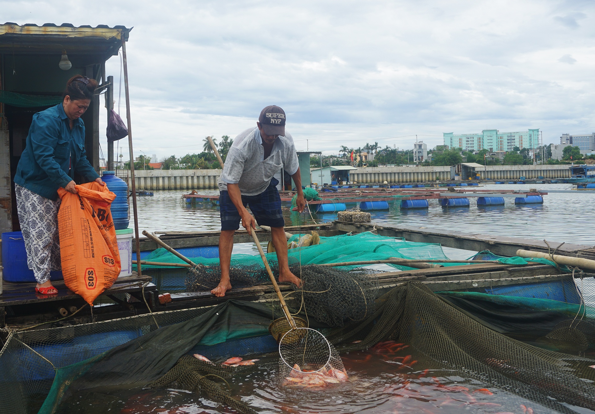 Ca chet noi trang be tren song Co Co hinh anh