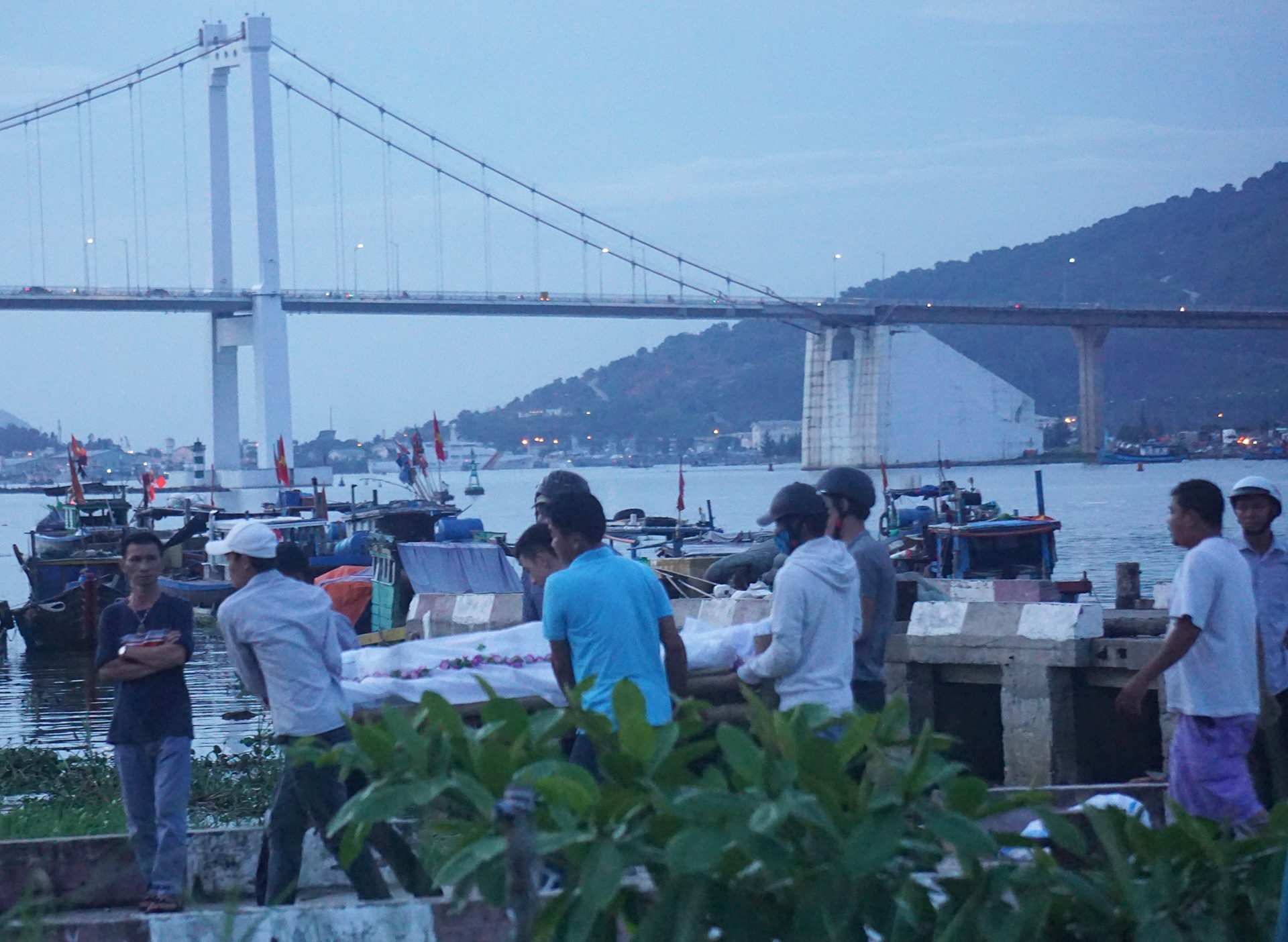 Tim thay thi the nguoi chong nhay xuong song cuu vo tu tu hinh anh