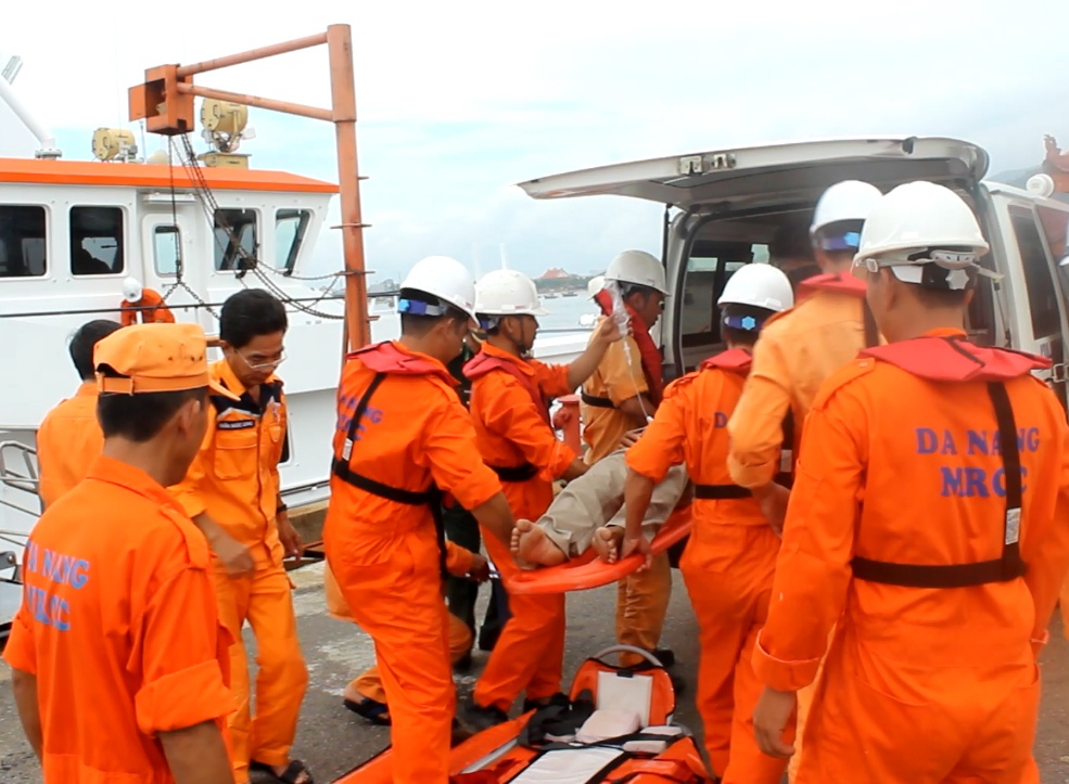Cuu thuyen vien gap nan khi danh bat ca tren ngu truong Hoang Sa hinh anh