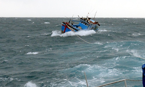 Tau ca Binh Dinh bi chim tren bien, 5 ngu dan gap nan hinh anh