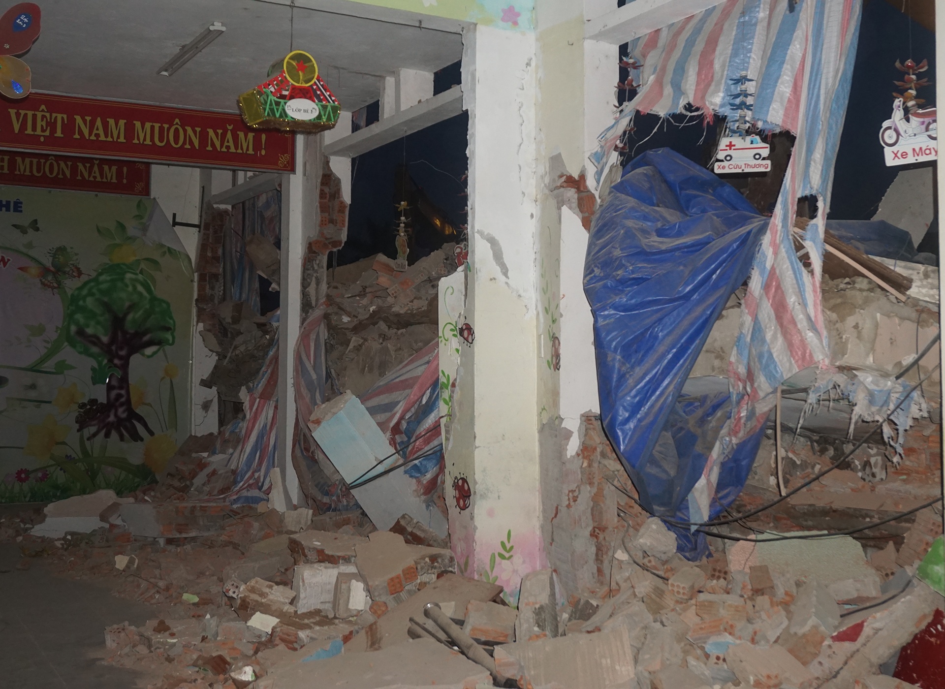 Tuong sap, gan 300 hoc sinh mam non phai nghi hoc hinh anh