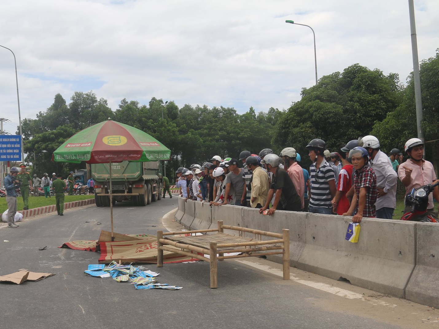 Va cham voi xe tai, 2 me con tu vong tai cho hinh anh