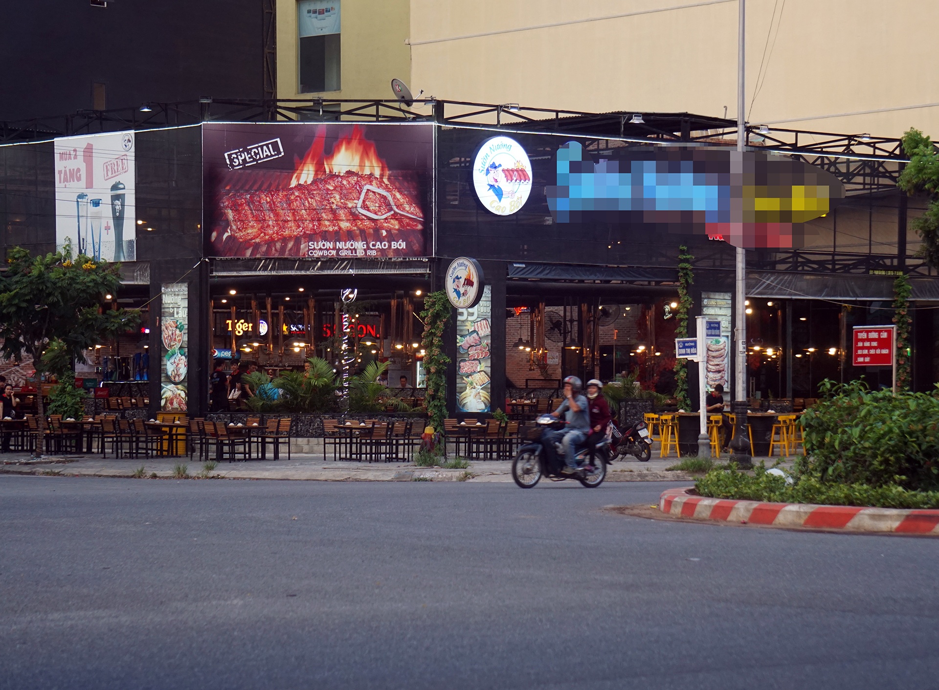 GIòi bò lổn ngổn trong đĩa sụn gà ở Đà Nẵng ảnh 2 GIoi bo lon ngon trong dia sun ga o Da Nang anh 2