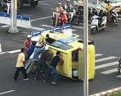 Taxi lat giua giao lo, nguoi di duong hop suc cuu tai xe bi mac ket hinh anh