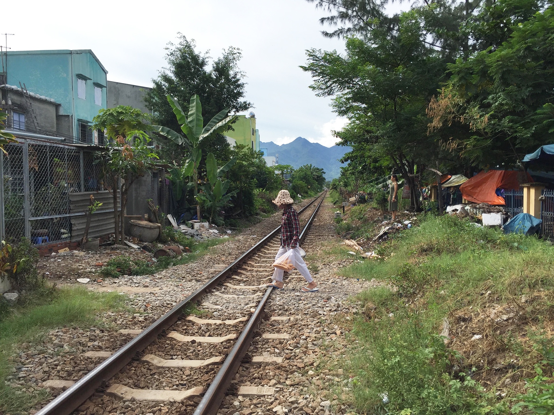 Cu ong DaNang tu vong khi di qua duong sat anh 1