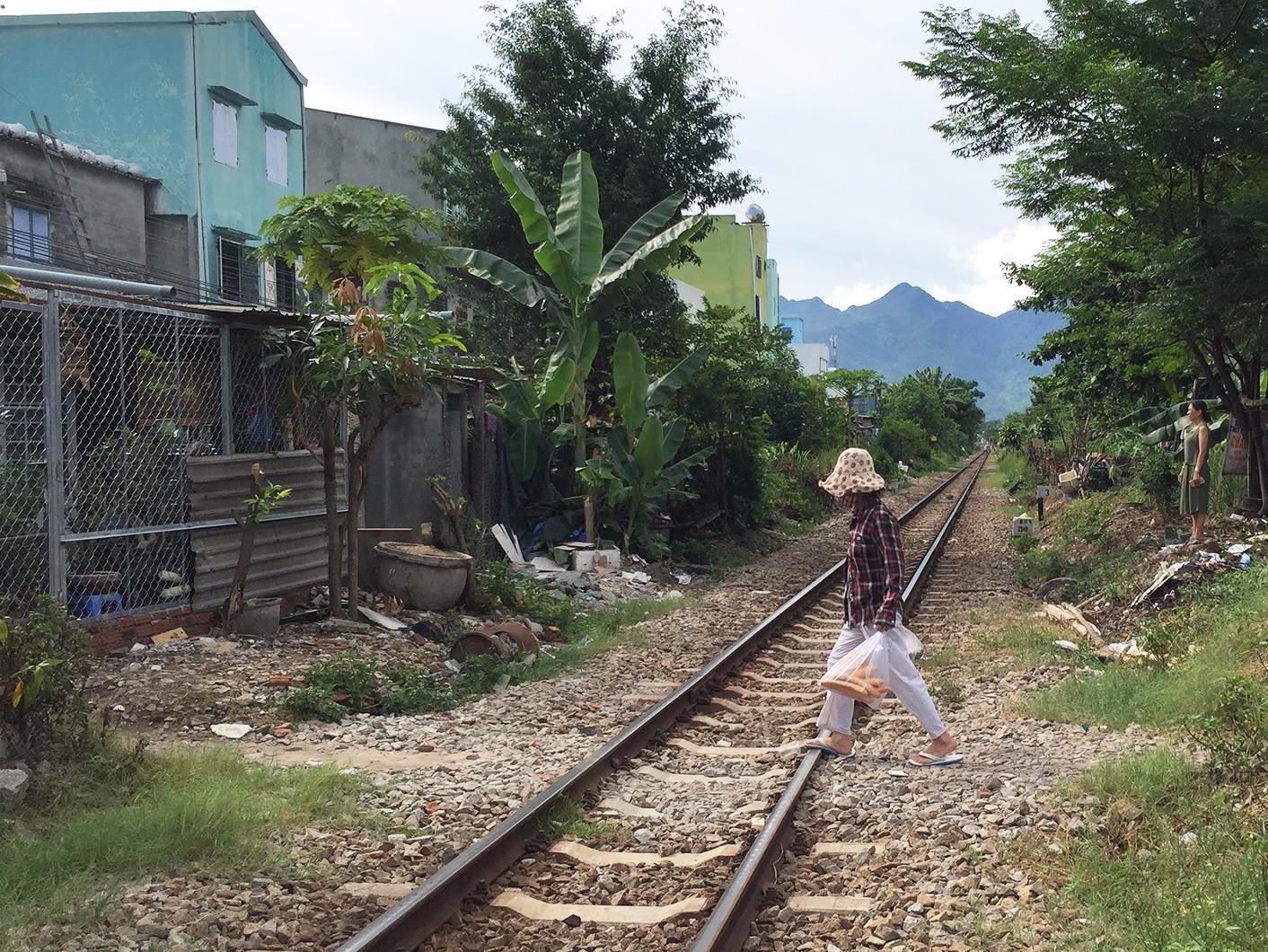 Di bo qua duong sat, cu ong bi tau tong tu vong hinh anh