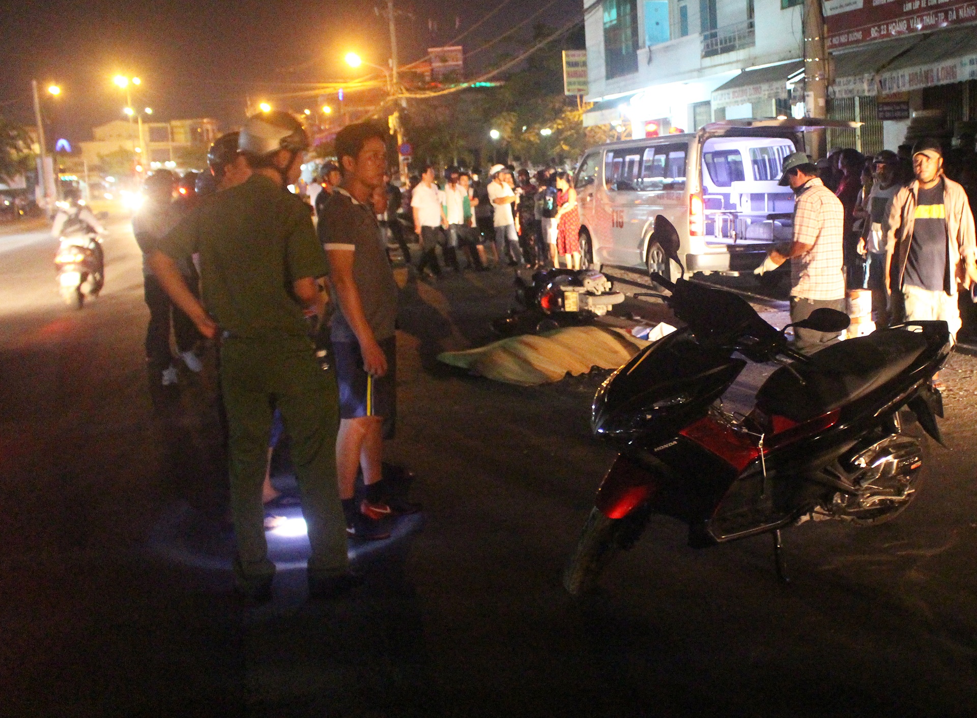 Va quet xe may, nguoi phu nu bi xe tai can qua nguoi tu vong hinh anh