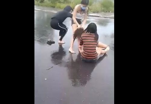 Nhom nu sinh danh nhau tai Da Nang anh 1