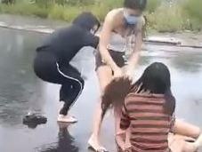 Nhom nu sinh Da Nang danh hoi dong ban giua troi mua hinh anh