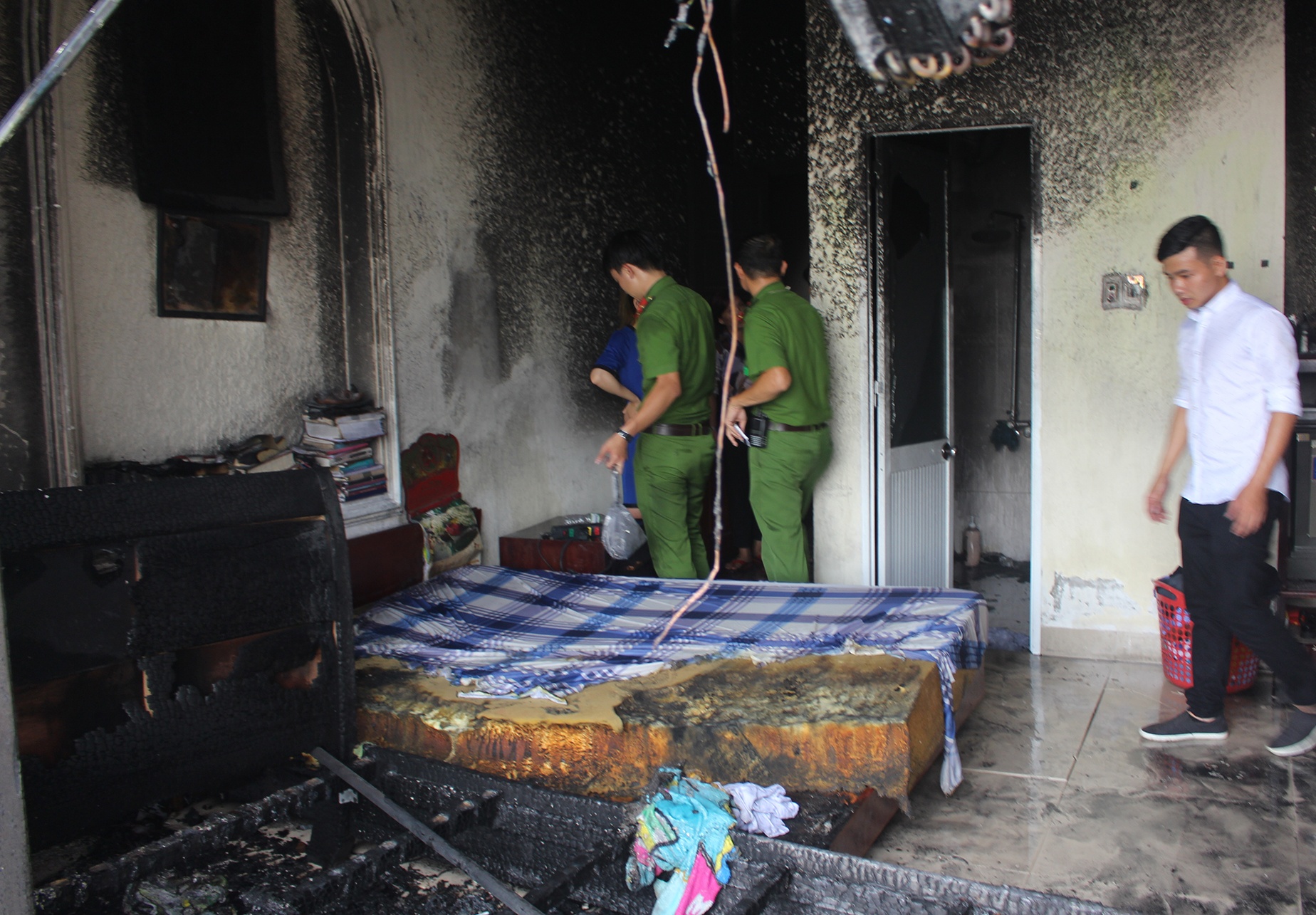 Khach san 5 tang o Da Nang boc chay hinh anh